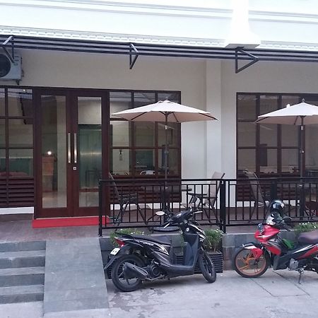 Legenda Beril Hostel Makassar Esterno foto