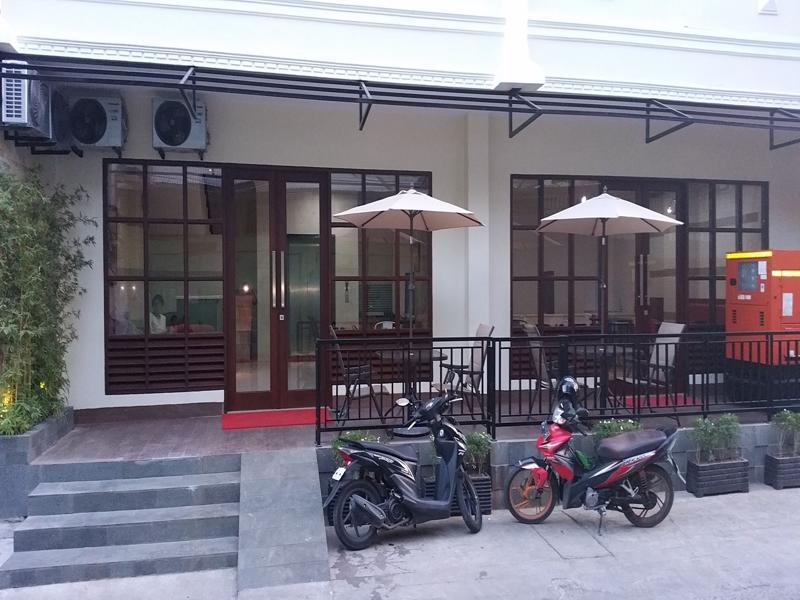 Legenda Beril Hostel Makassar Esterno foto